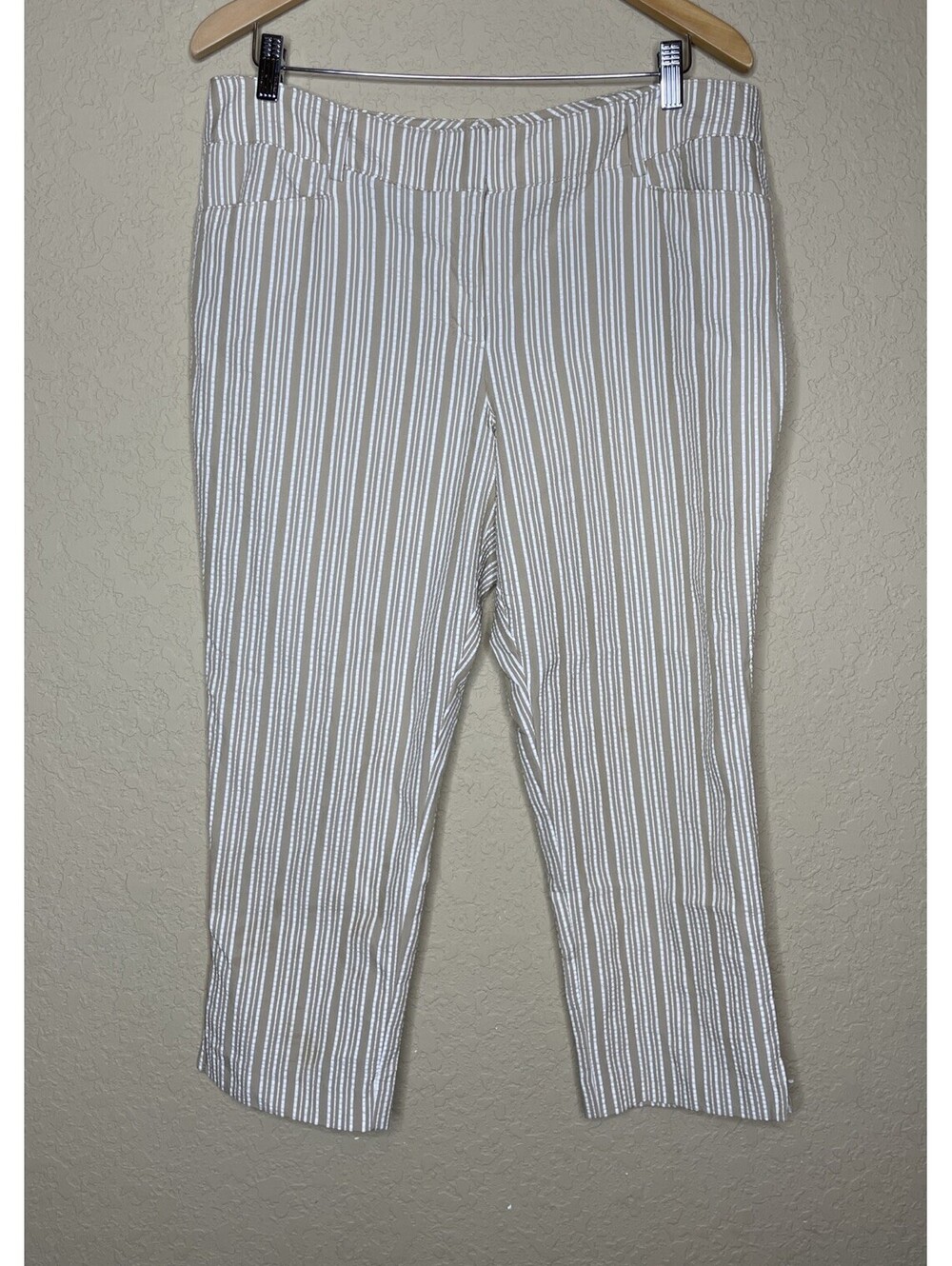 Searsucker Capri Pants Women’s Size 14 White w/Beige Stripes